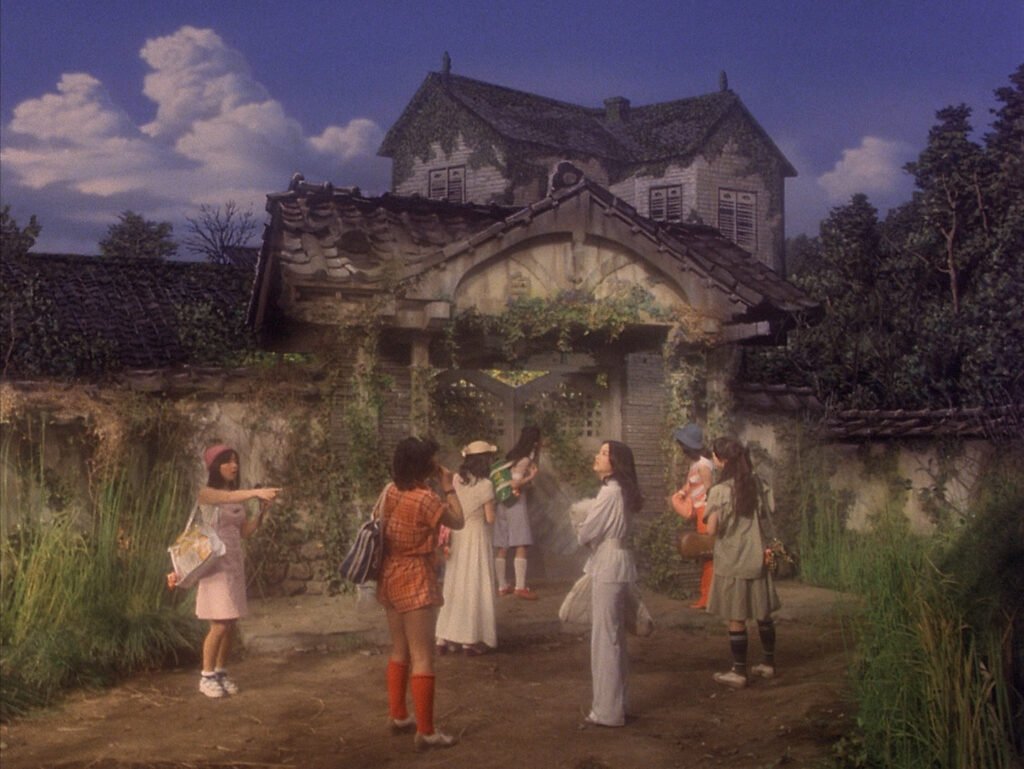 Seven girls stand before a mysterious country house in House (1977).