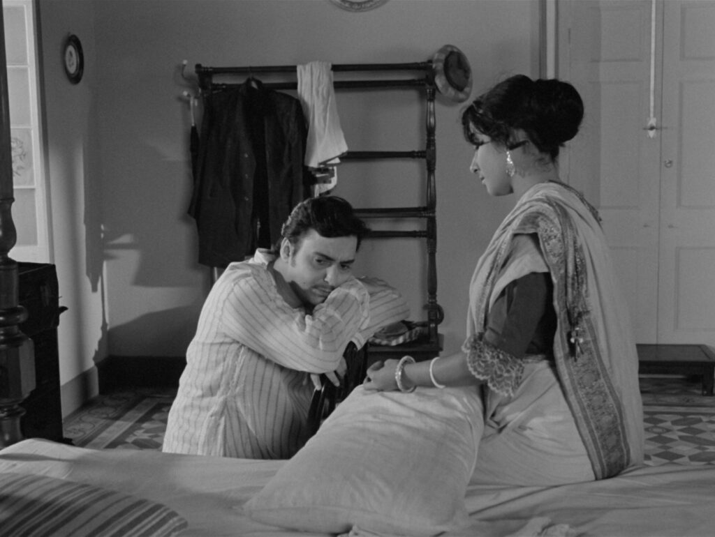 Amal and Charulata share a quiet, intimate moment in the bedroom, in Charulata (1964)